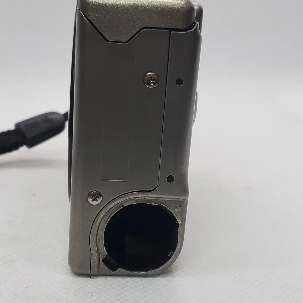 Canon PowerShot ELPH Digital Camera FOR PARTS OR REPAIR Broken As Is Spares Only